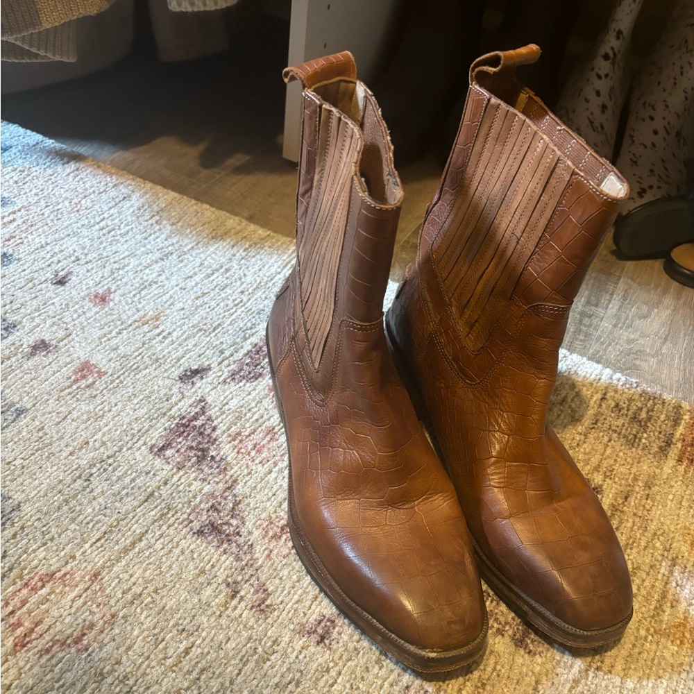 Brown short cowboy boot